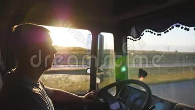 人开着卡车，仔细地看着路。 在日落时分，白人正骑着车穿过乡村